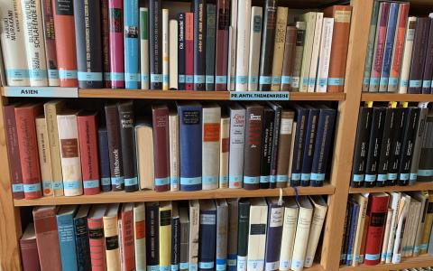 Bücherregal mit vielen alten Büchern